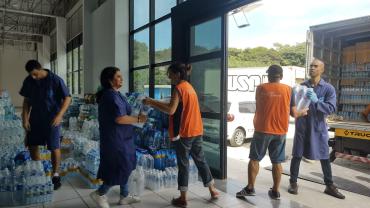 Voluntários carregam os caminhões com os donativos arrecadados pela USP para as vítimas das enchentes no Rio Grande do Sul