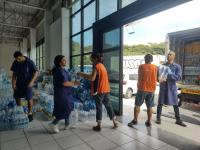 Voluntários carregam os caminhões com os donativos arrecadados pela USP para as vítimas das enchentes no Rio Grande do Sul